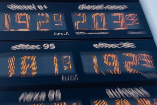 El Gobierno supervisa la evolución de precios para aumentar las rebajas en combustibles.