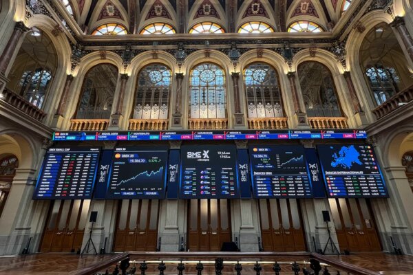 El Ibex 35 retrocede en respuesta a la caída del petróleo