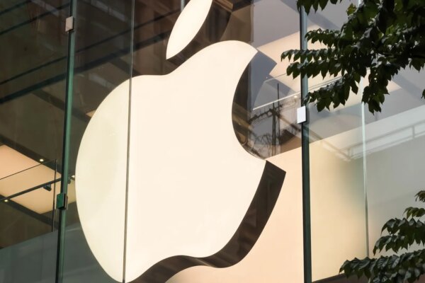 Apple interpone demanda a OpenAI por apropiación indebida de secretos comerciales en el desarrollo de su tecnología de inteligencia artificial.