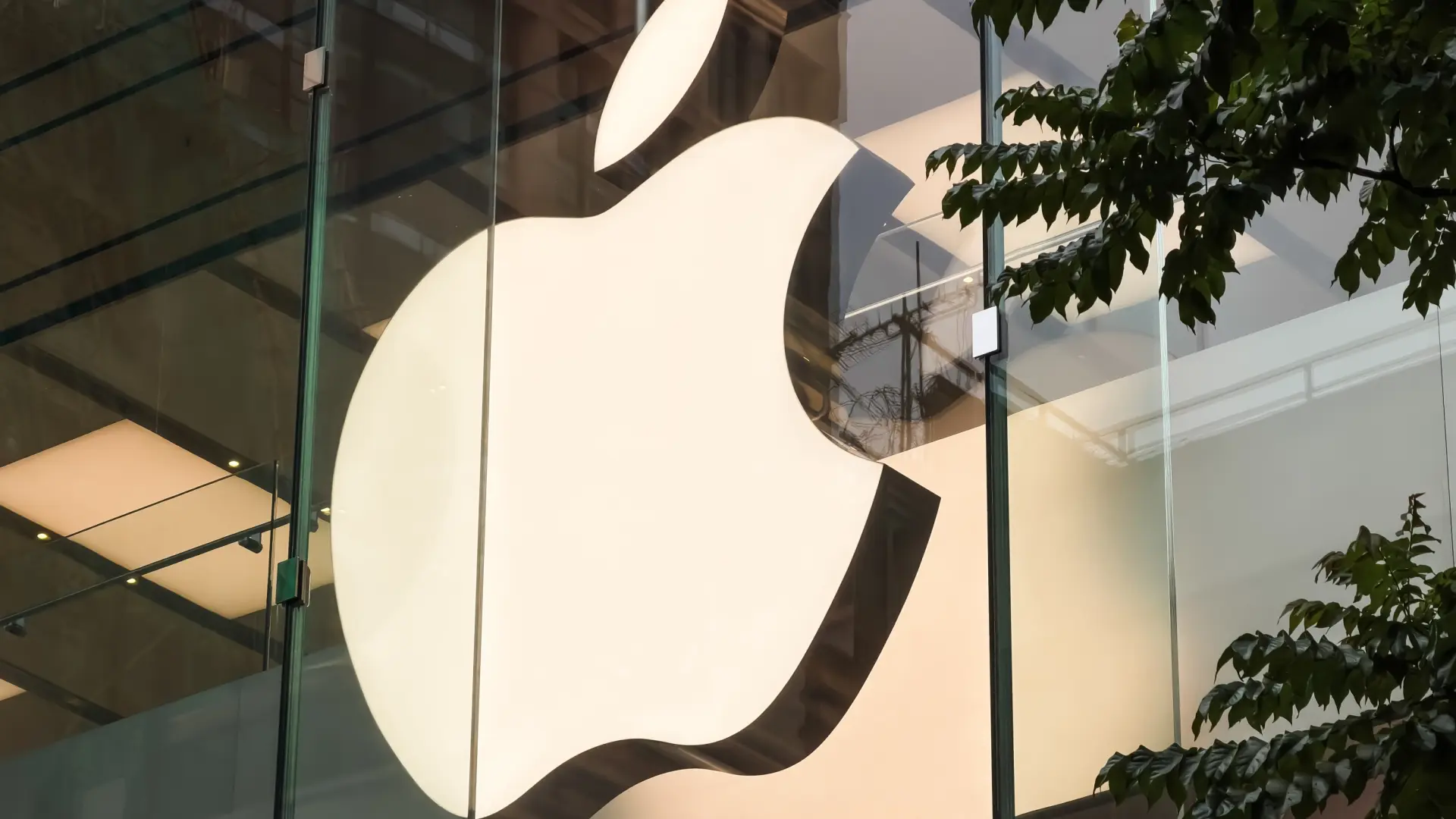 Apple interpone demanda a OpenAI por apropiación indebida de secretos comerciales en el desarrollo de su tecnología de inteligencia artificial.