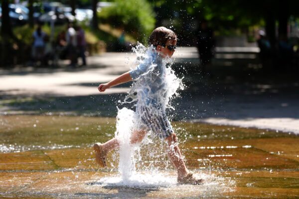 Investigación universitaria revela que el cambio climático elevó las temperaturas entre 3 y 4 grados, provocando más de 2.700 muertes por olas de calor en el Reino Unido