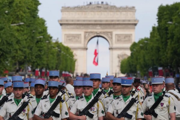 España despliega un F-18 y 21 soldados en París para el desfile del 14 de julio