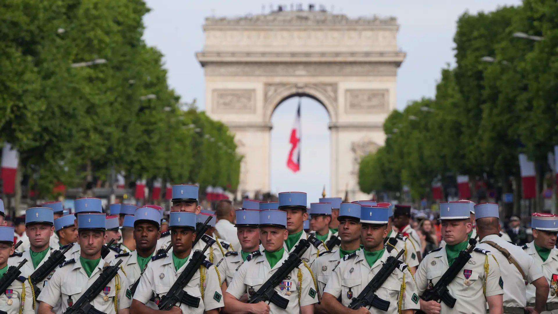 España despliega un F-18 y 21 soldados en París para el desfile del 14 de julio