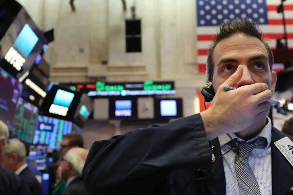 El inicio de semana en Wall Street: caída por venta masiva de grandes tecnológicas y tensiones globales.