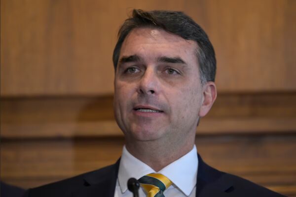 El juez impide a Flávio Bolsonaro reunirse con su padre en plena campaña electoral.