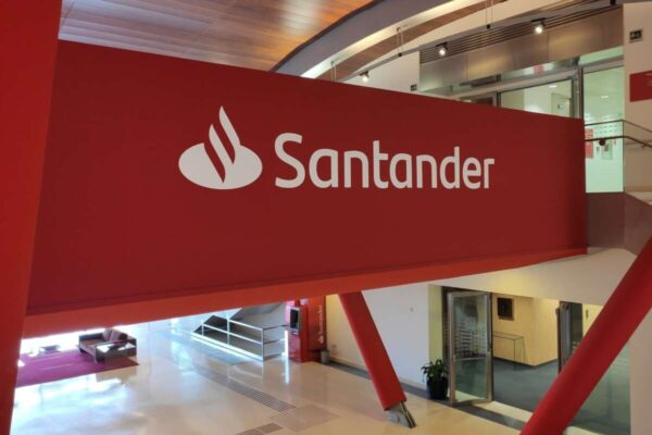 Santander optimiza su plan de prejubilaciones, extendiendo el convenio especial hasta los 63,5 años.