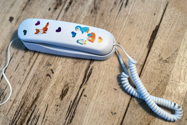 Pinwheel presenta un teléfono fijo retro diseñado especialmente para niños