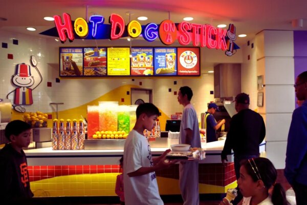De Fanático a Propietario: La Historia de Éxito Detrás de Hot Dog on a Stick