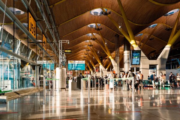 Aena y las aerolíneas discuten sobre el récord histórico de pasajeros en el primer semestre del año