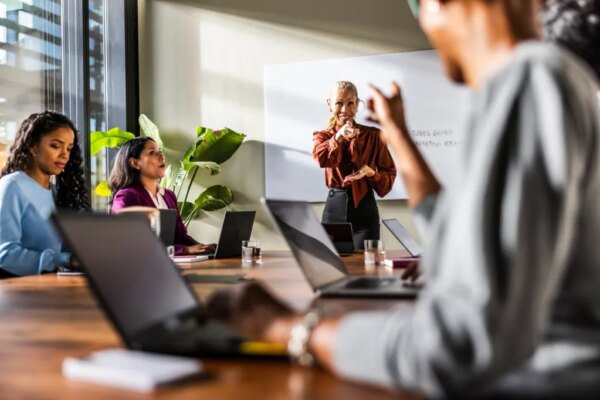 Cuatro Estrategias Efectivas para Aumentar tu Influencia Profesional sin Esperar un Ascenso