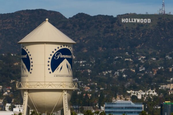 La fusión entre Warner Bros. y Paramount enfrenta un desafío crítico: los guionistas mantienen su postura firme.