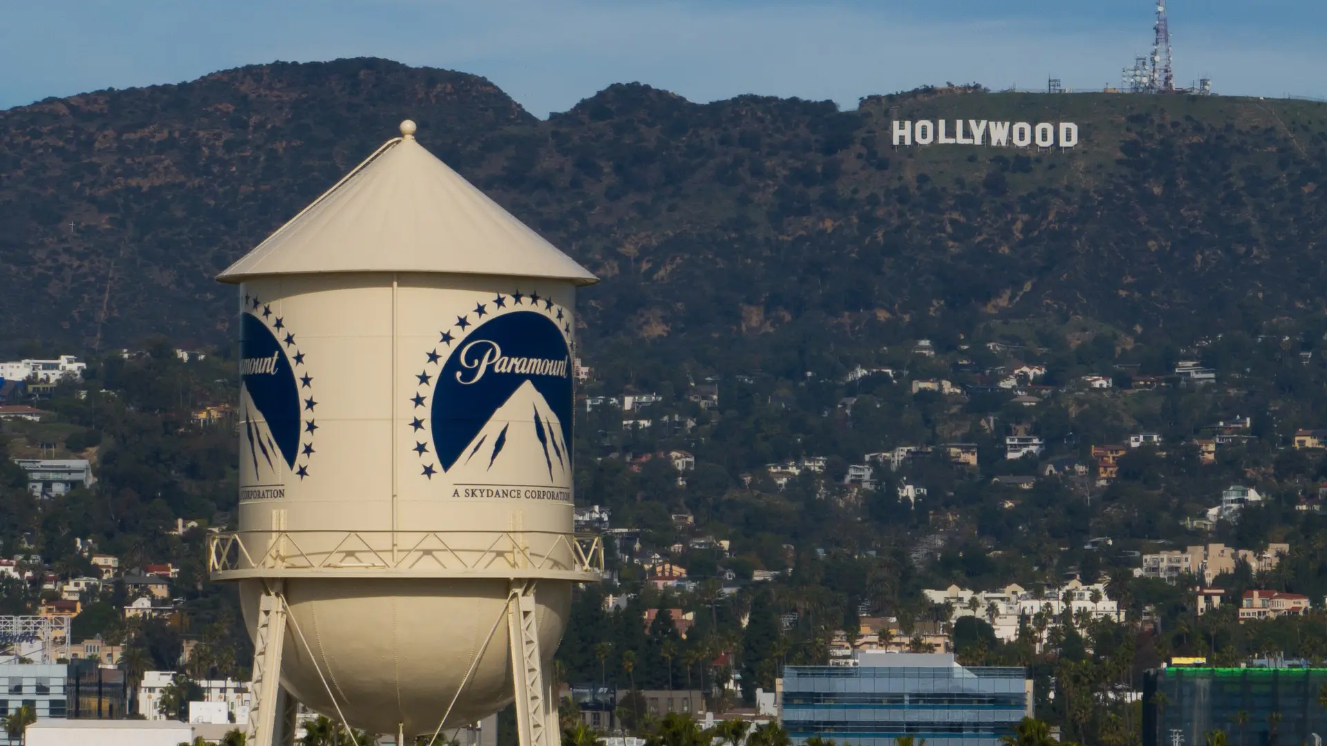 La fusión entre Warner Bros. y Paramount enfrenta un desafío crítico: los guionistas mantienen su postura firme.