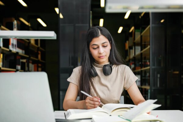 Oportunidades de empleo en el BOE: convocatorias de oposiciones que requieren solo la ESO para acceder a puestos estables