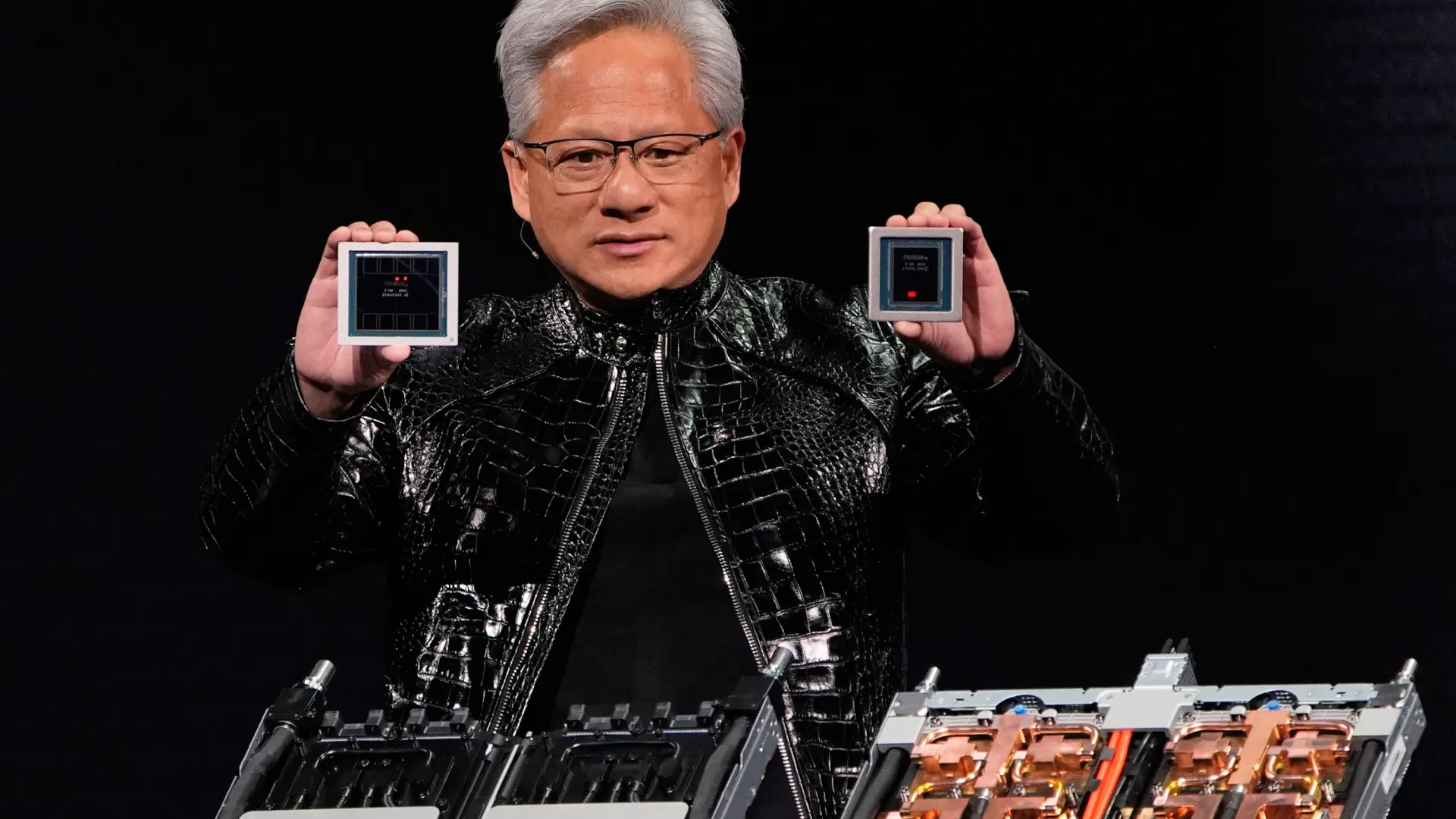 Jensen Huang aclara los rumores y anticipa una producción masiva de la próxima generación de chips de IA de Nvidia.