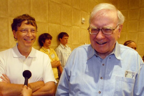 Warren Buffett critica las conexiones de Bill Gates con Epstein, pero aclara que no influyeron en la reducción de fondos de su fundación