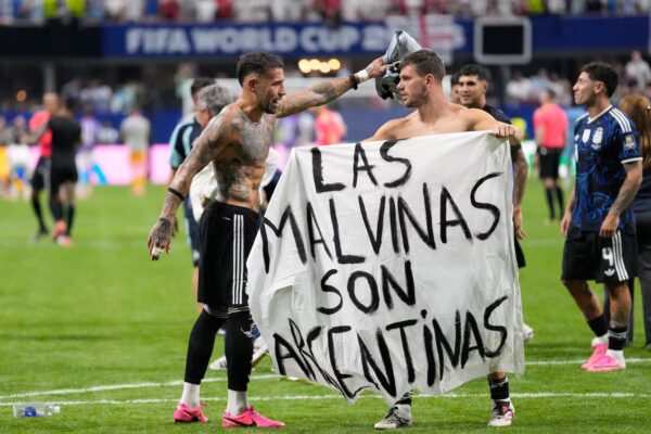 La selección argentina celebra su victoria sobre Inglaterra alzando una bandera: "Las Malvinas son argentinas" | Mundial de Fútbol 2026