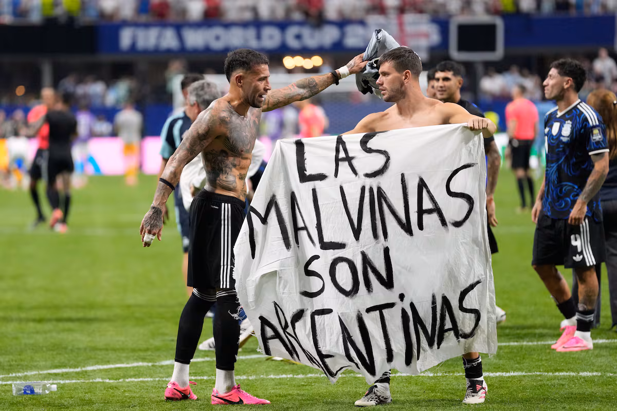 La selección argentina celebra su victoria sobre Inglaterra alzando una bandera: "Las Malvinas son argentinas" | Mundial de Fútbol 2026