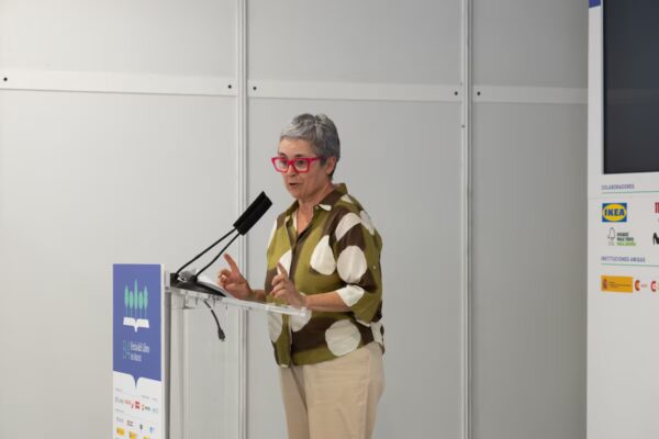 La comunidad cultural respalda a Eva Orúe tras su salida de la Feria del Libro de Madrid