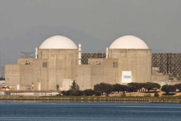 La prórroga de la central nuclear de Almaraz recibe luz verde del Consejo de Seguridad Nuclear, con la decisión final en manos del Gobierno.