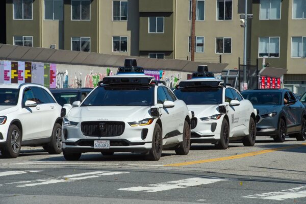 La alcaldesa de San Francisco impulsa regulaciones más estrictas tras el incidente de Waymo en el tráfico.