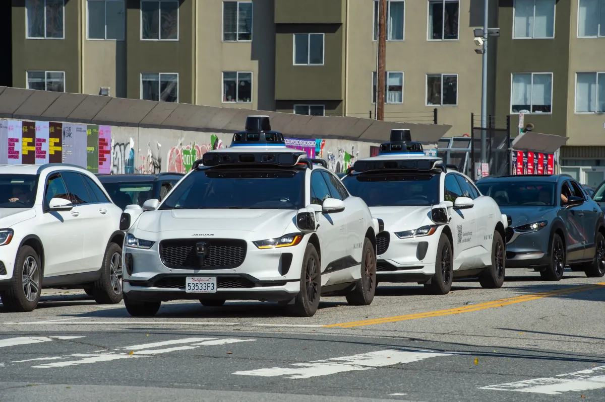 La alcaldesa de San Francisco impulsa regulaciones más estrictas tras el incidente de Waymo en el tráfico.