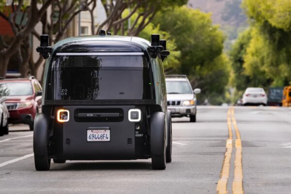 Zoox retira software tras confusión de robotaxi causada por densa niebla de humo