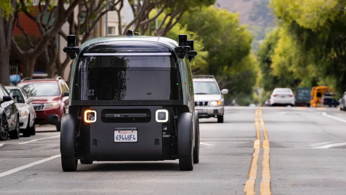 Zoox retira software tras confusión de robotaxi causada por densa niebla de humo
