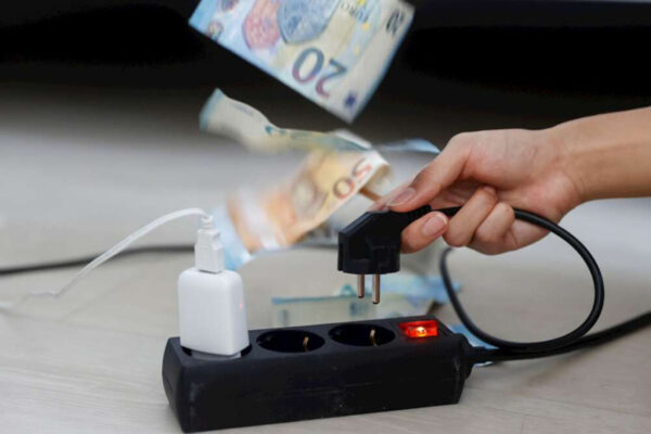 Las comercializadoras eléctricas enfrentan un déficit de 300 millones por falta de pagos
