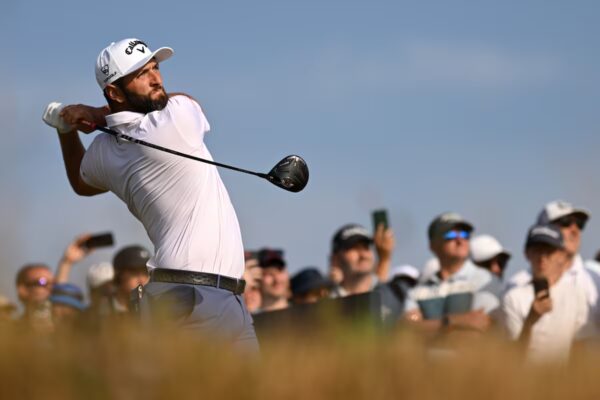 Jon Rahm destaca en un día histórico marcado por récords y sanciones
