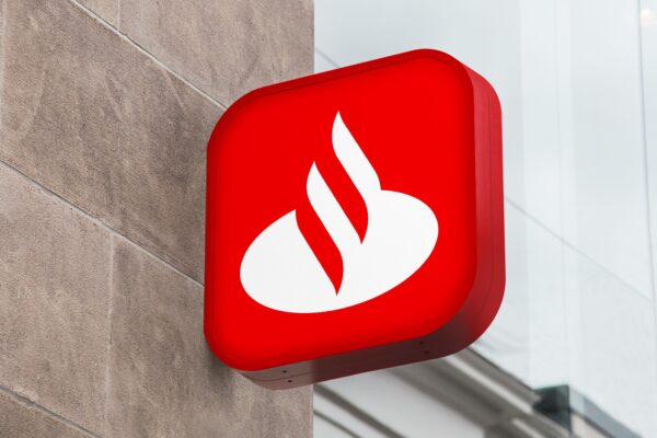 Santander acuerda prejubilaciones anticipadas a partir de los 55 años con beneficios de hasta el 95% de la pensión.