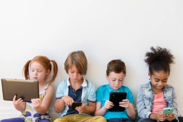 Empresas innovadoras responden a la demanda de teléfonos más seguros para niños.
