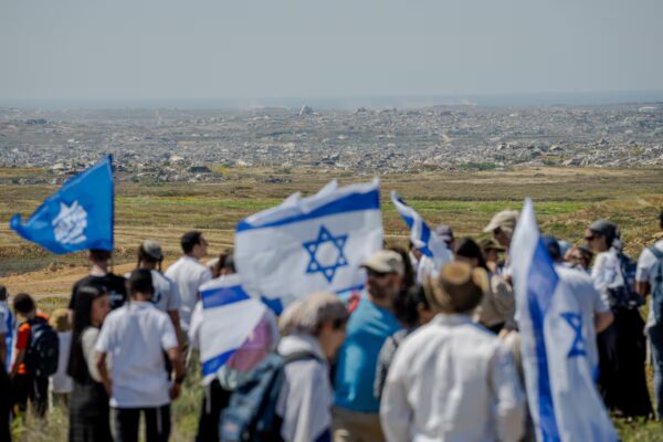 Colonos israelíes avanzan hacia Gaza en demanda de reactivación de asentamientos en la región