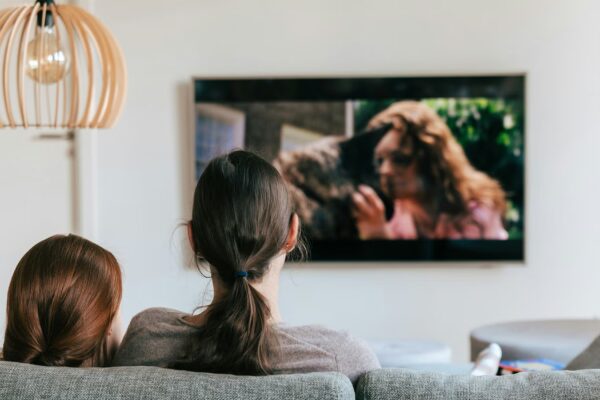 Estudio revela que ver televisión en exceso se relaciona con estructuras cerebrales más pequeñas