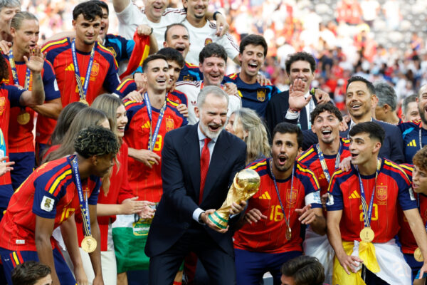 Los Reyes celebran el triunfo de España en el MetLife y Felipe VI alza la Copa en Nueva York