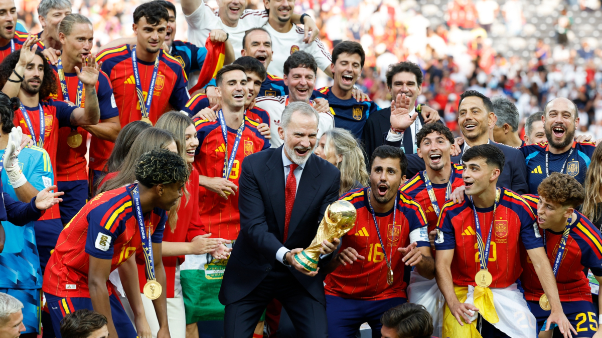 Los Reyes celebran el triunfo de España en el MetLife y Felipe VI alza la Copa en Nueva York