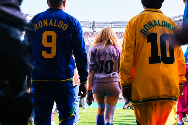 Ronaldo y Ronaldinho llegan al escenario en un espectacular viaje en coche