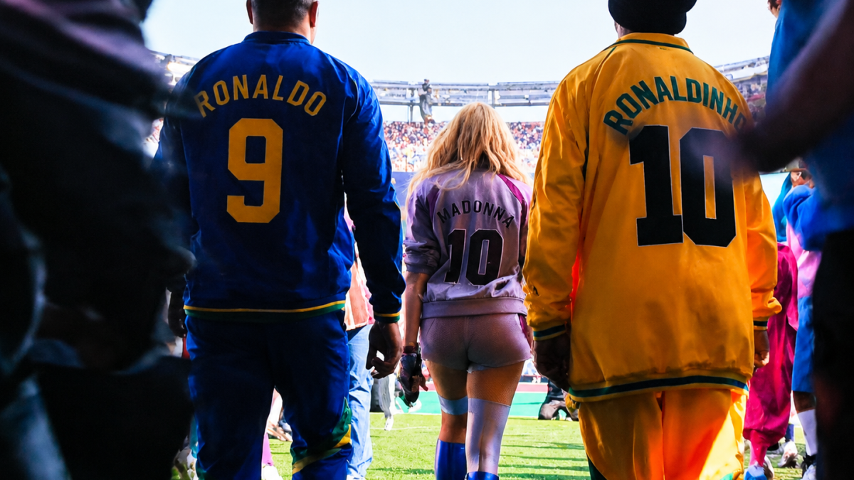 Ronaldo y Ronaldinho llegan al escenario en un espectacular viaje en coche