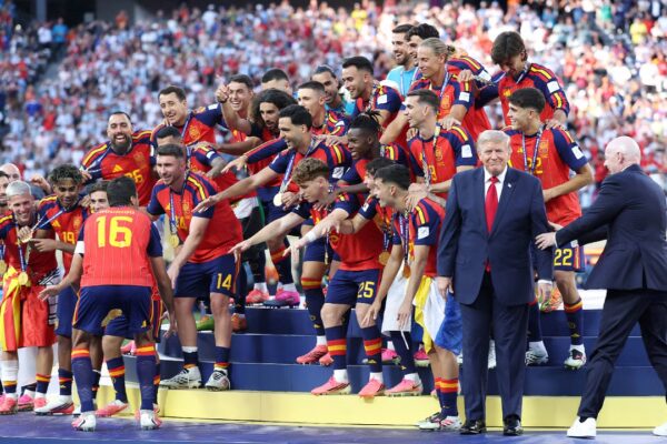 Momento incómodo en la Copa del Mundo genera un meme viral de Trump en fotos históricas