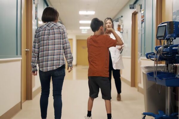 Un avance genético permite a un adolescente dar su primer paso sin apoyo