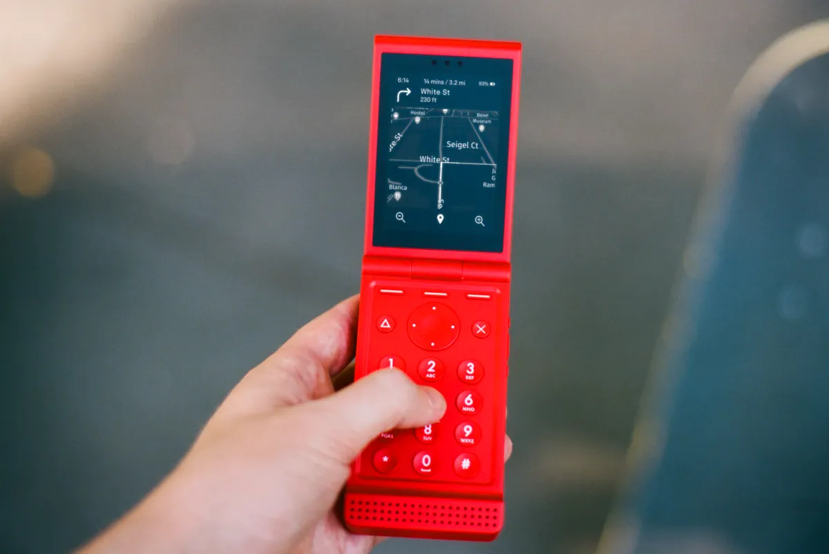 Light lanza un teléfono flip asequible y colorido para el mercado actual.