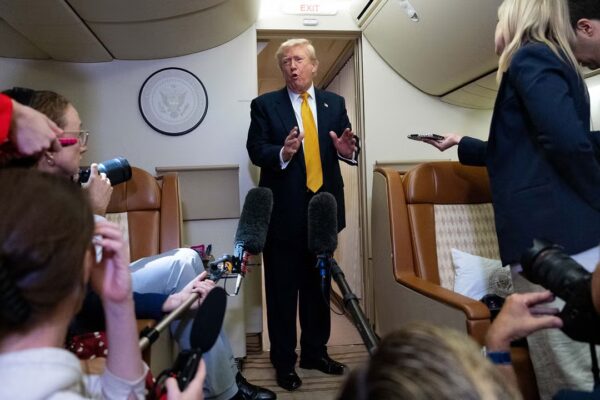 La Casa Blanca requirió registros telefónicos de familiares de periodistas del 'Times' sobre el Air Force One de Trump.
