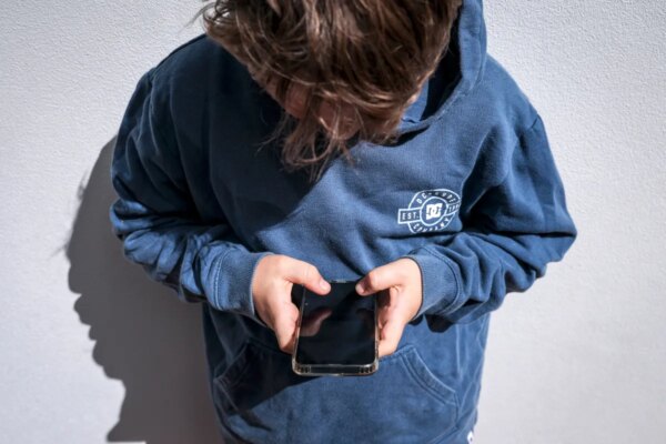 Países que impulsan la prohibición de redes sociales para menores de edad