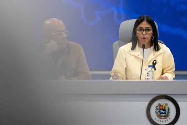 Gobierno de EE. UU. solicita protección legal para Delcy Rodríguez en caso de torturas a ciudadanos estadounidenses en Caracas