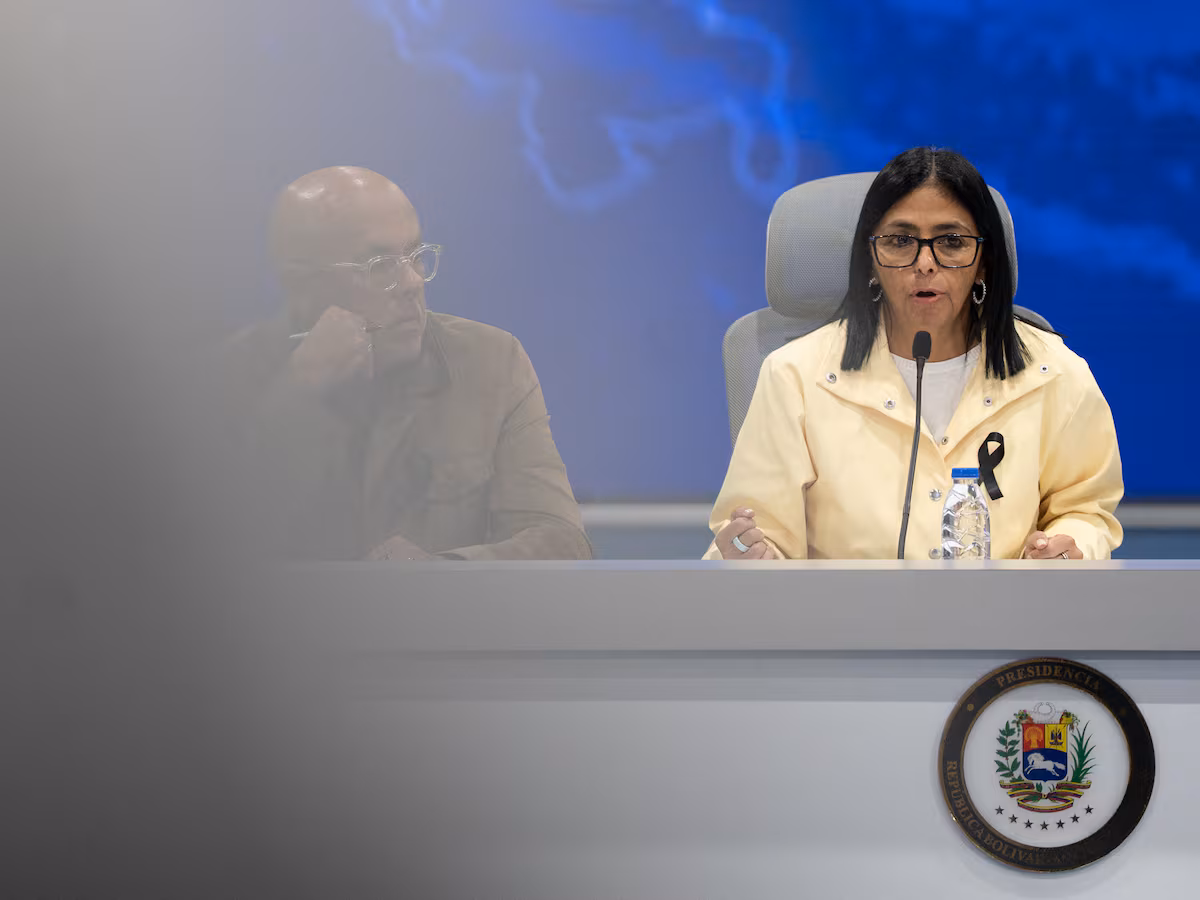 Gobierno de EE. UU. solicita protección legal para Delcy Rodríguez en caso de torturas a ciudadanos estadounidenses en Caracas