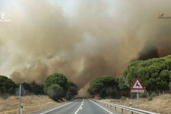 Incendio forestal en Almorox se extiende a Madrid, Villa del Prado bajo confinamiento
