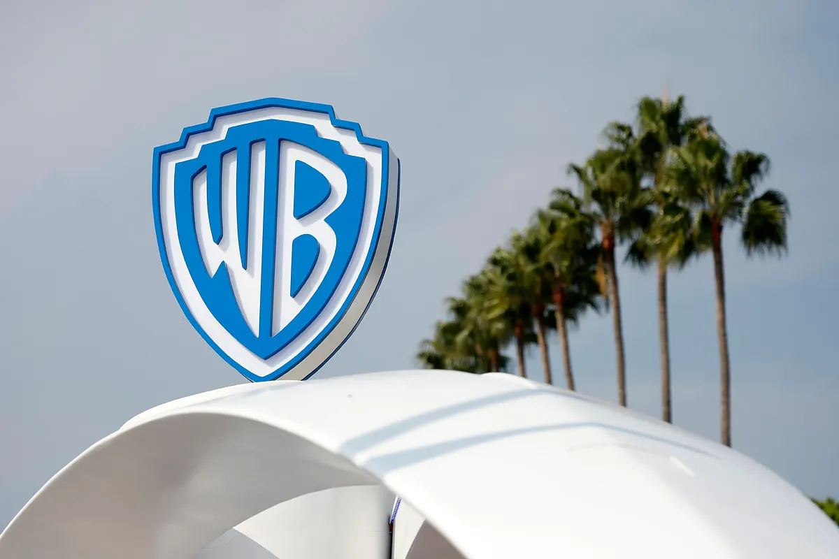 La UE aprueba la adquisición de Warner por parte de Paramount, condicionada a la ruptura de su colaboración con Universal.