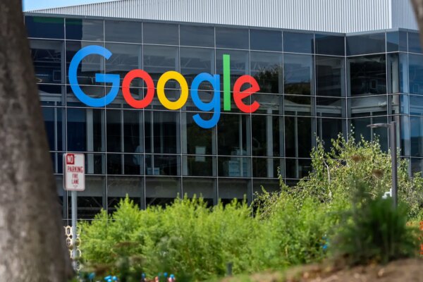 La Unión Europea impone una multa de 890 millones de euros a Google por prácticas anticompetitivas en Play Store.