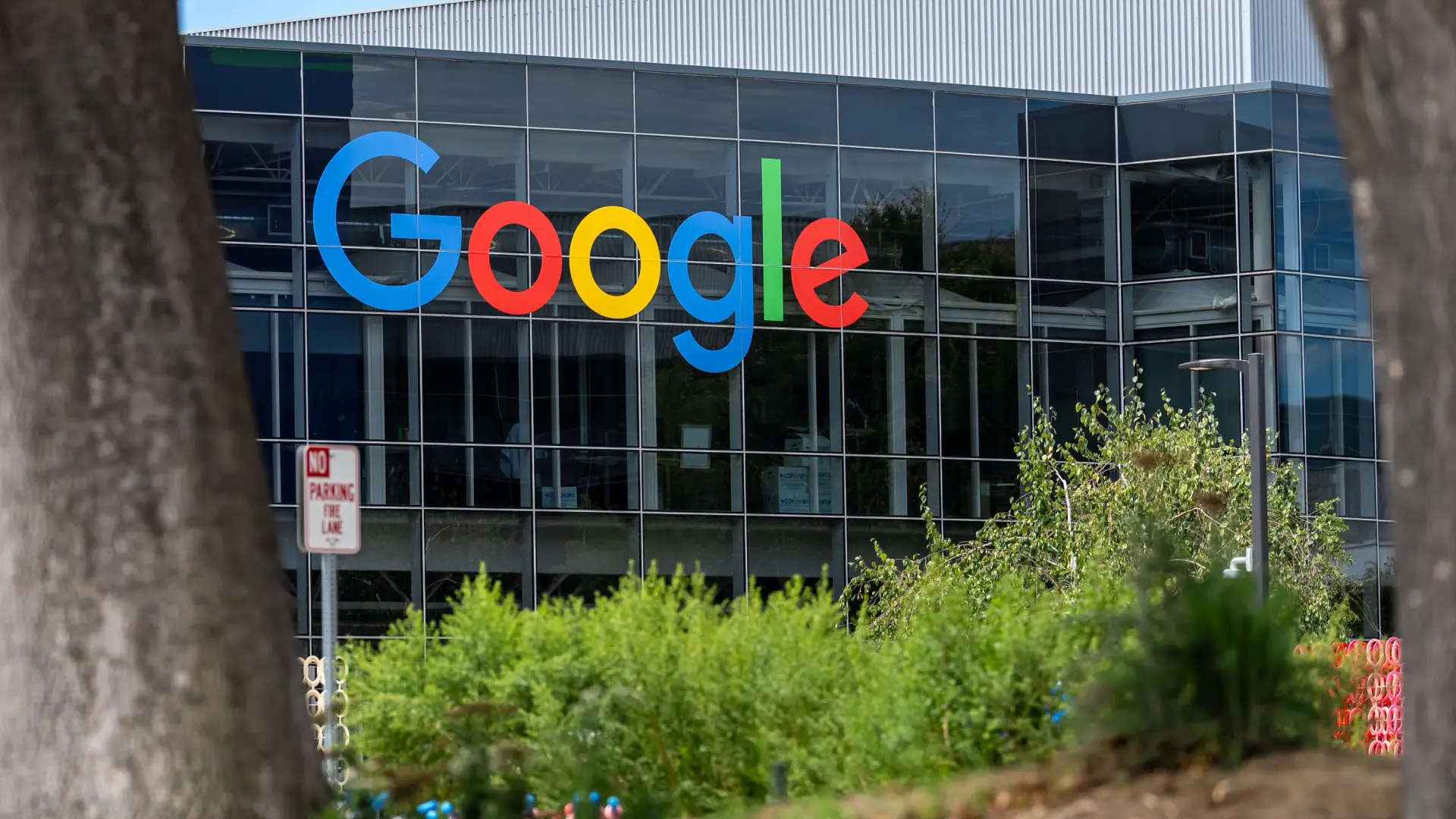 La Unión Europea impone una multa de 890 millones de euros a Google por prácticas anticompetitivas en Play Store.