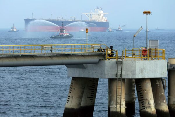 Las tensiones en el estrecho de Ormuz impulsan a los productores de petróleo a invertir miles de millones en alternativas de transporte