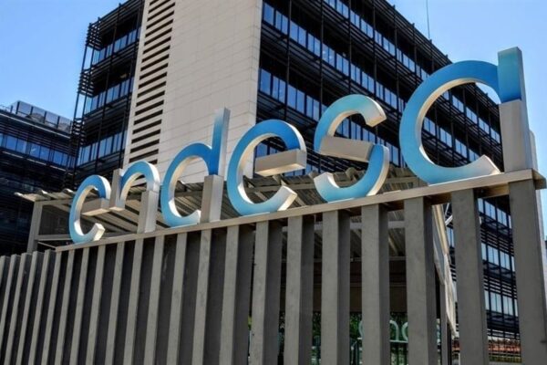 Endesa enfrenta desafíos significativos ante la crisis de Holaluz